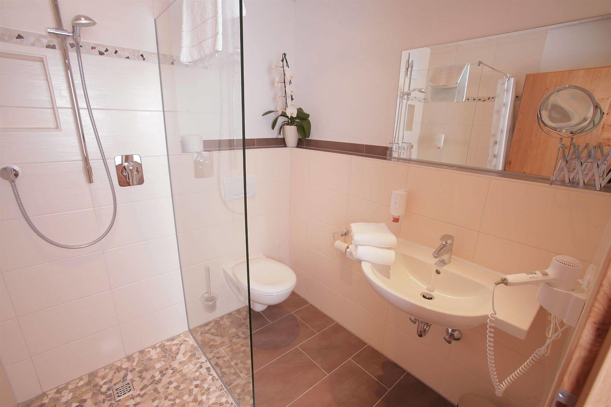 Pension Schweizerhaus Garni Weyarn Exterior photo